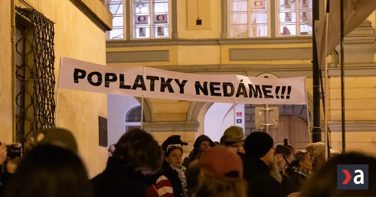 Tisíce ľudí zaplnili Staromestské námestie, protestovali za nezávislosť médií
