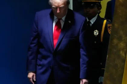 Trump hrozí Iránu úderom. Núdzové pristátie lietadla po zásahu pilota vyvolalo podozrenia