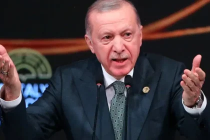 Turecký politický otras: Primátor opozičného Izmiru sa pridal k Erdoganovej strane
