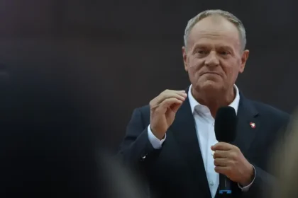 Tusk chce po útokoch na školách každodenné policajné hliadky v každej škole