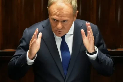 Tusk kritizuje ukrajinské oslavy UPA, Poľsko vraj stoplo rokovania o pomoci