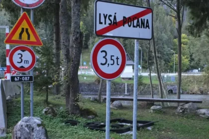 Unikátny tatranský dizajn pomaly chátra. Kovaných kamzíkov nahradia nové vlajky?
