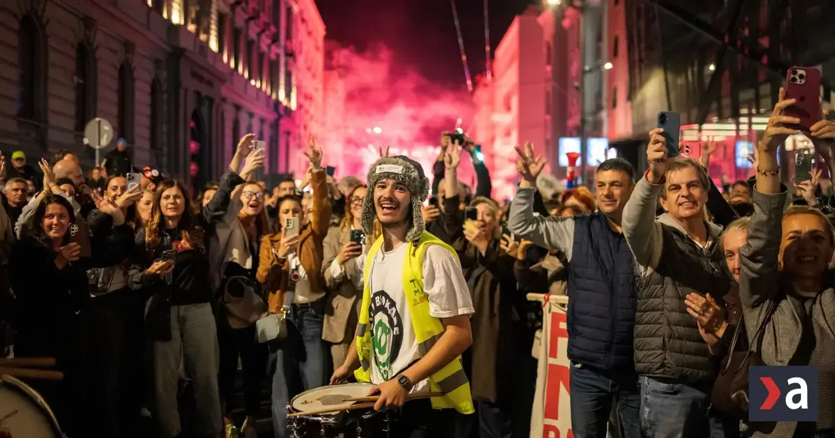 V Belehrade privítali študentov tisíce ľudí, Srbsko čakajú kľúčové voľby