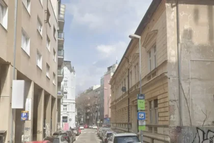 V centre Bratislavy uzavreli cestu, polícia varuje pred pádom steny