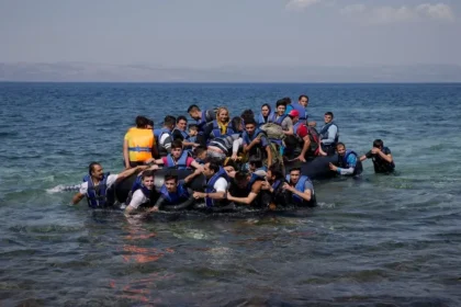 V Egejskom mori zahynulo 12 migrantov, jedno plavidlo sa zrazilo s pobrežnou strážou