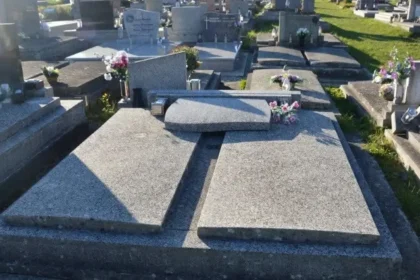 Vandali vo Vrútkach poškodili až 40 hrobov