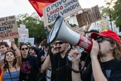 VIDEO: Bývanie zdražuje, mzdy nestačia. V Lisabone protestovali desaťtisíce ľudí