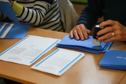 Voľby 2026: Miestnosti sa čoskoro zatvoria, prvé výsledky na ceste