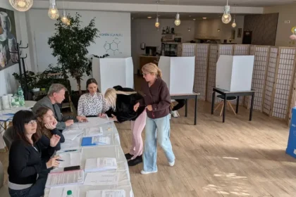 Voľby v Brezinách meškali, v Hrani chybovali lístky