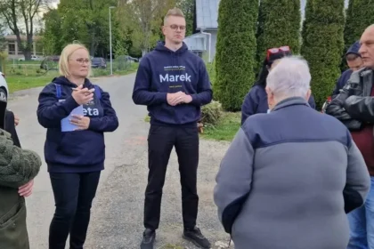 Volebná dráma v Kežmarku: Tesné hlasy a pád Jána Ferenčáka oslavovali pred jeho domom