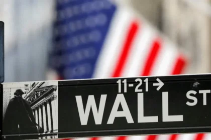 Wall Street bankári si už napĺňajú vrecká gigantickými bonusmi