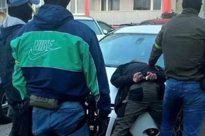 Za peniaze dostal strelu do hlavy. ÚBOK po 15 rokoch zadržal obvineného z vraždy