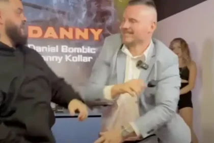 Známy dezinformátor v ringu. Odborník: Ide o legitimizáciu nenávisti