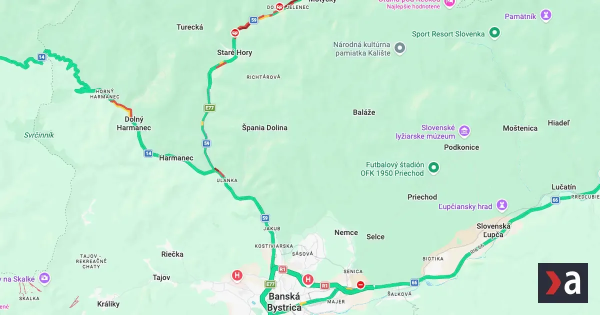 Zrážka kamiónov a osobného auta zablokovala cestu pod Donovalmi